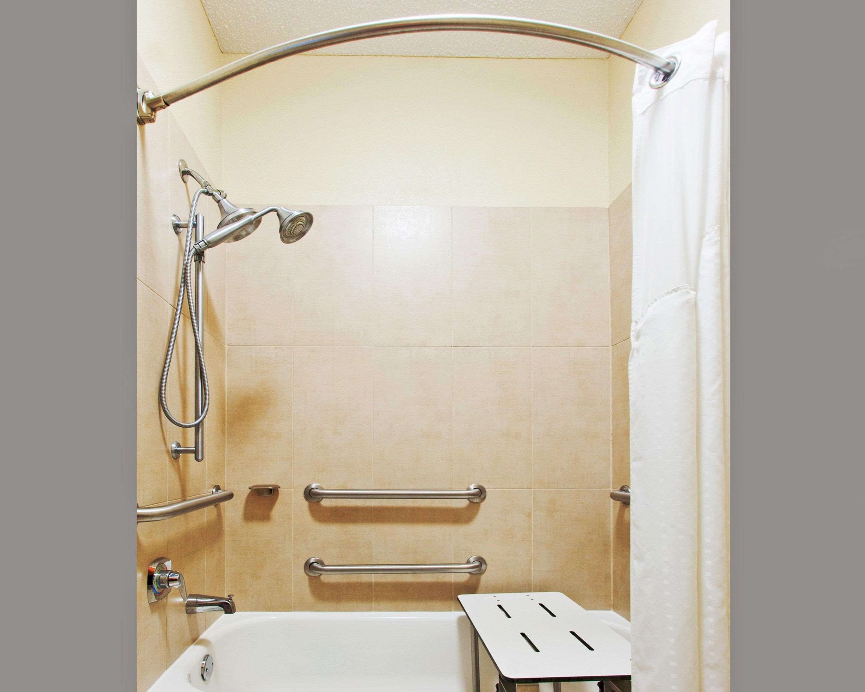 combined shower/bathtub, hair dryer, towels