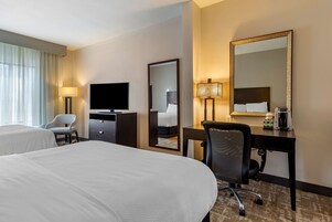 Ropa de cama de alta calidad y espacio para trabajar con laptop