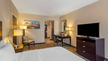 Standard Room, 1 King Bed, Non Smoking, Refrigerator & Microwave | Premium bedding, laptop workspace, iron/ironing board