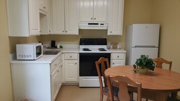 Suite, 1 Queen Bed, Smoking | Egyptian cotton sheets, premium bedding, pillowtop beds, desk