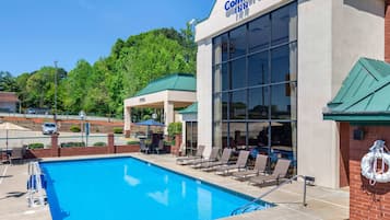 Utendørsbasseng, bassengparasoller og solsenger