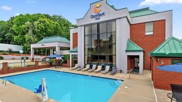 Outdoor pool, pool umbrellas, sun loungers
