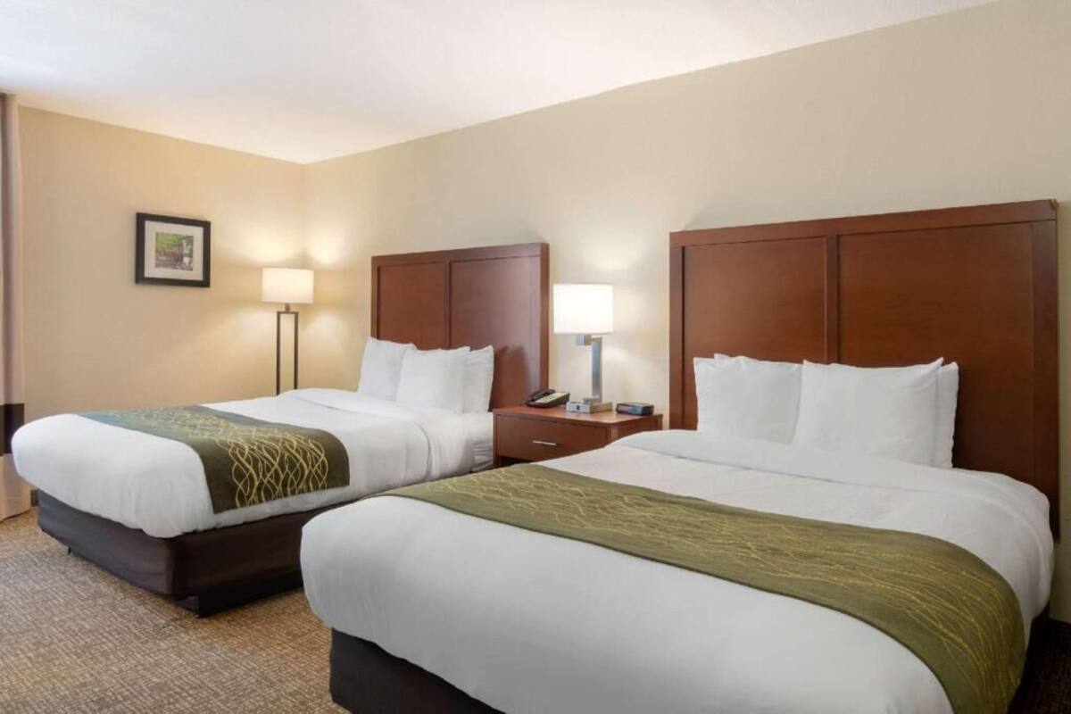 Egyptian cotton sheets, premium bedding, pillowtop beds, desk