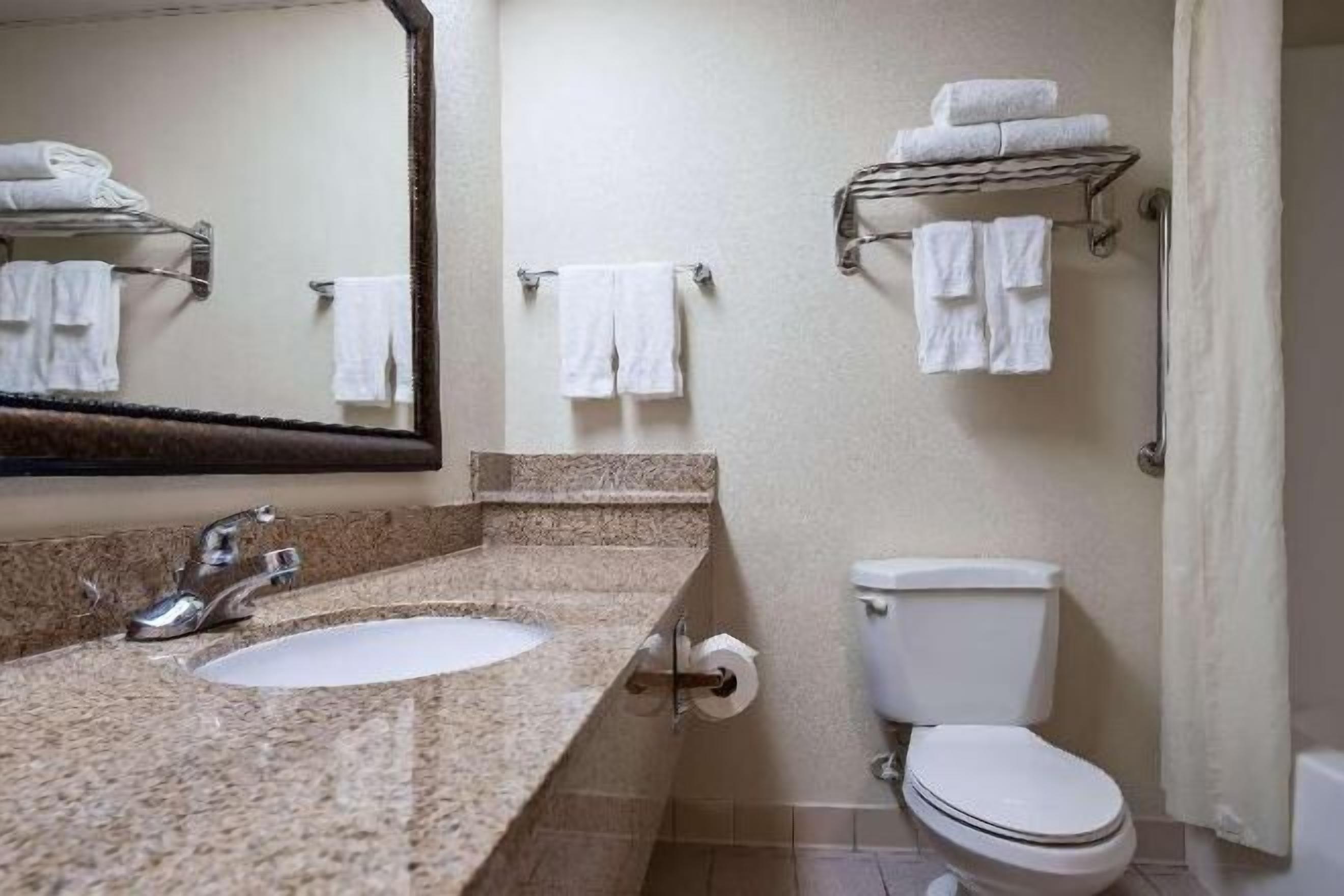 Badkamer | Gratis toiletartikelen, een haardroger, handdoeken, zeep