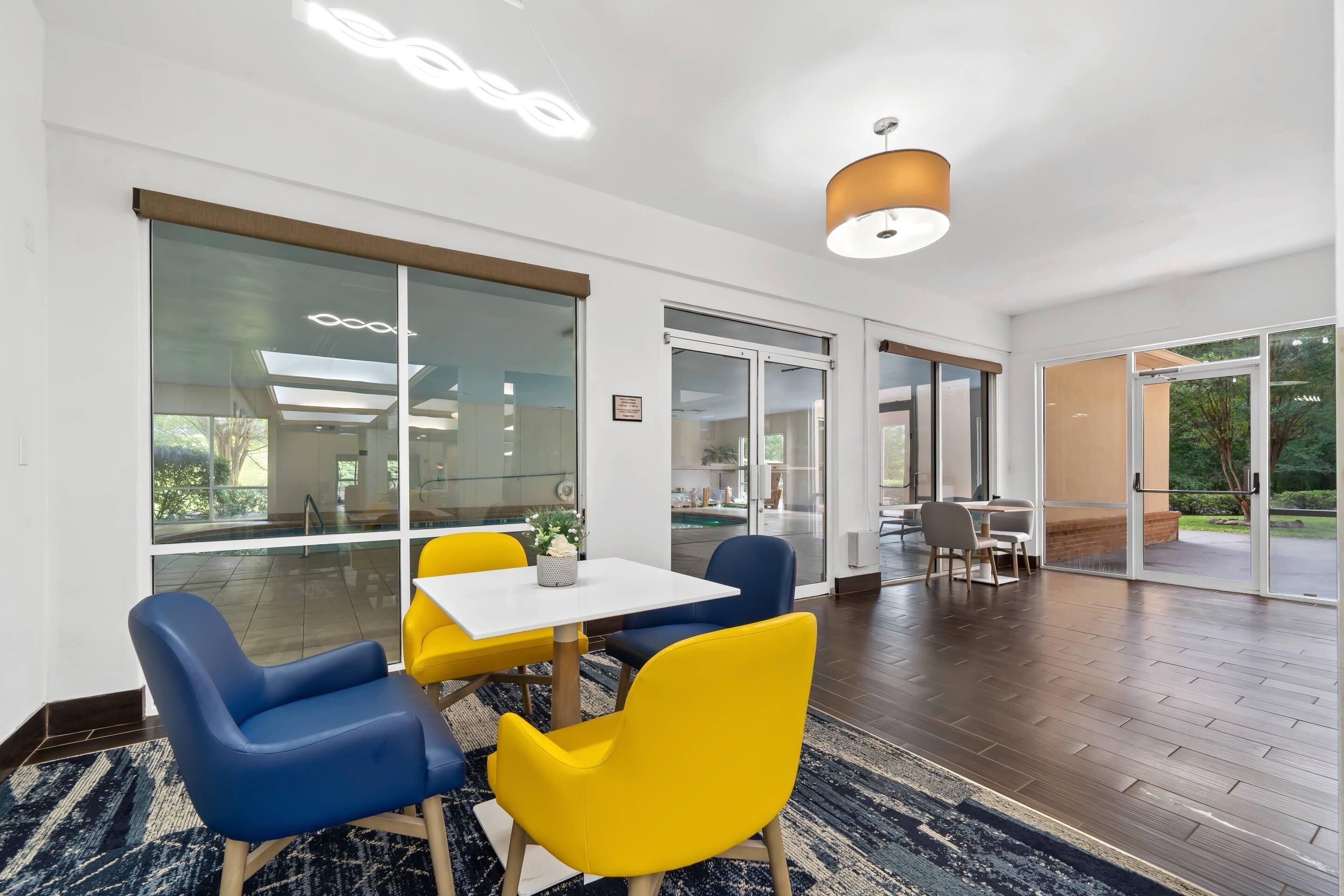 朝食 (ビュッフェ)、毎日提供 (無料)