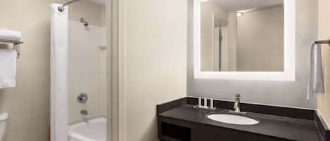 Une salle de bain moderne équipée d’une douche, de toilettes et d’un lavabo.