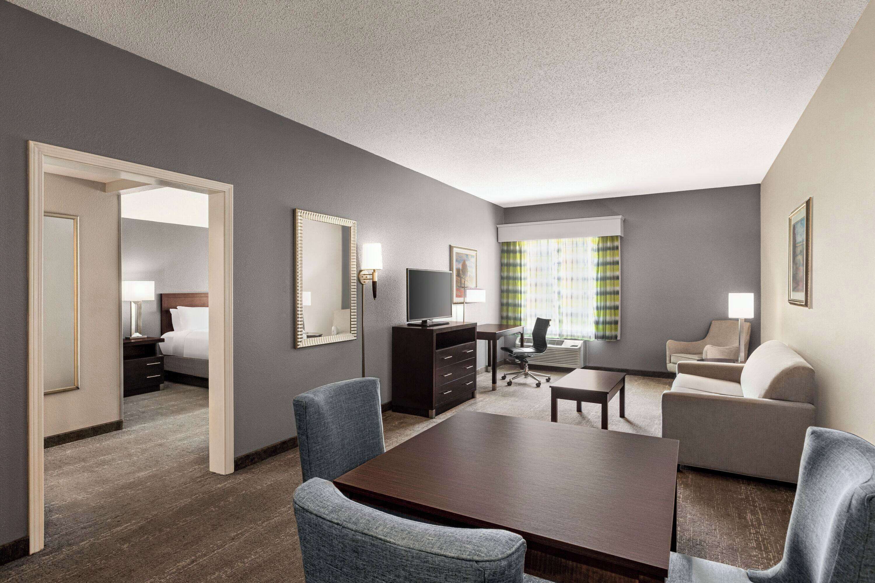 Studio Suite, 1 giường cỡ king, không hút thuốc | Bàn, khu vực làm việc phù hợp cho laptop, màn/rèm cản sáng 