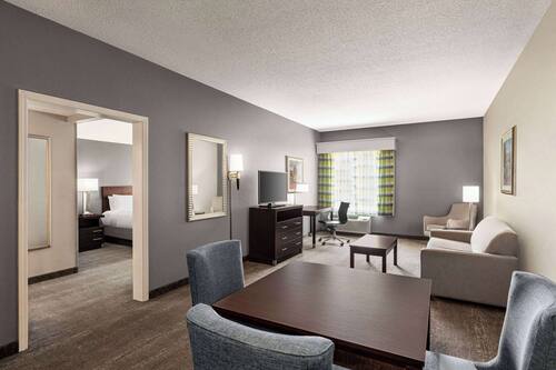 Suite estudio, 1 cama King size, para no fumadores | Escritorio, espacio para trabajar con laptop y cortinas blackout