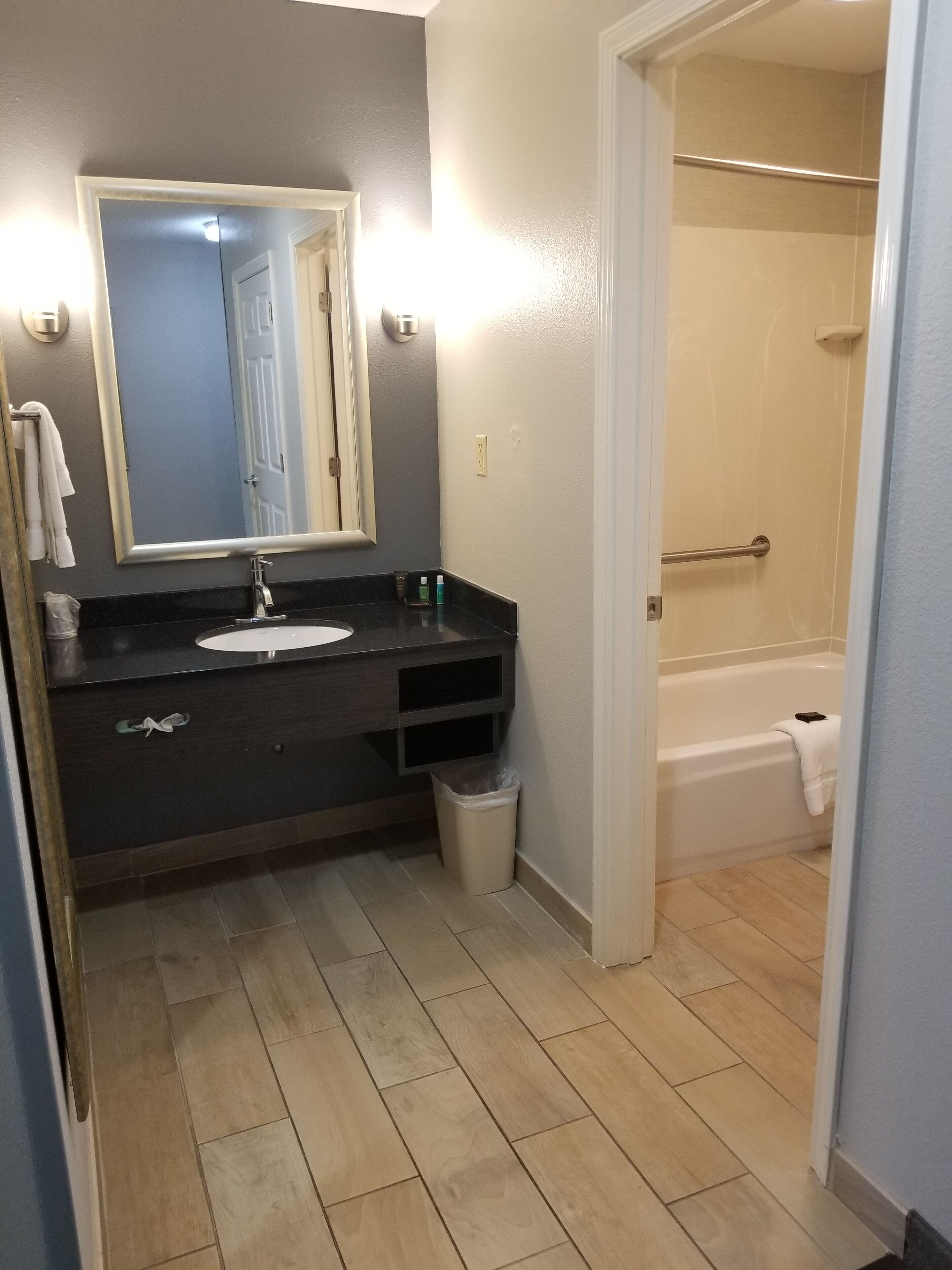 combined shower/bathtub, hair dryer, towels