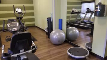 Una palestra attrezzata con tapis roulant, ellittiche e palle da ginnastica.
