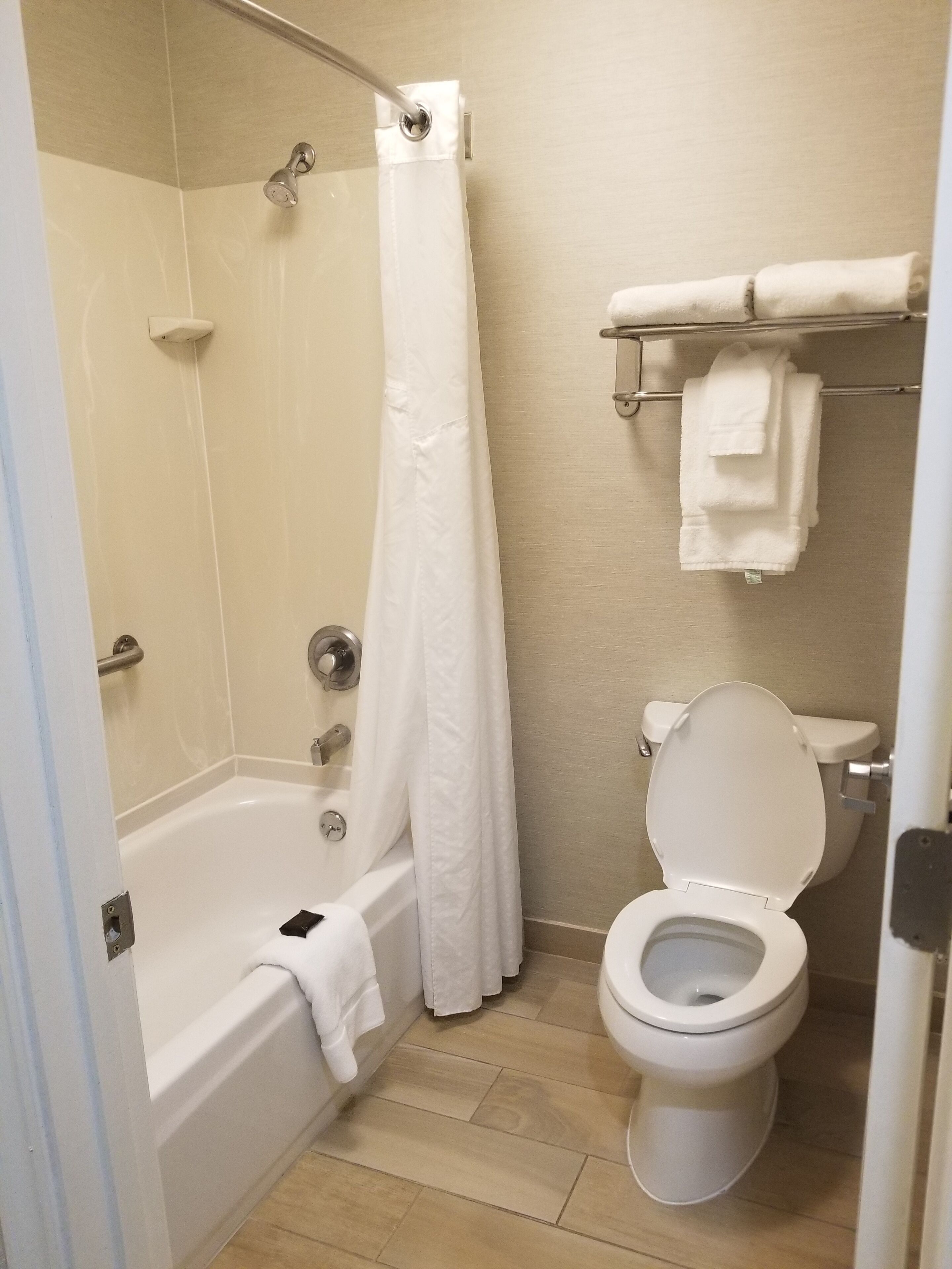 combined shower/bathtub, hair dryer, towels