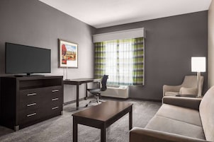 Escritorio, espacio para trabajar con laptop y cortinas blackout