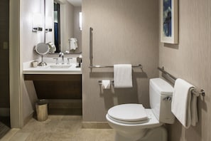Douche, articles de toilette de luxe, sèche-cheveux, peignoirs