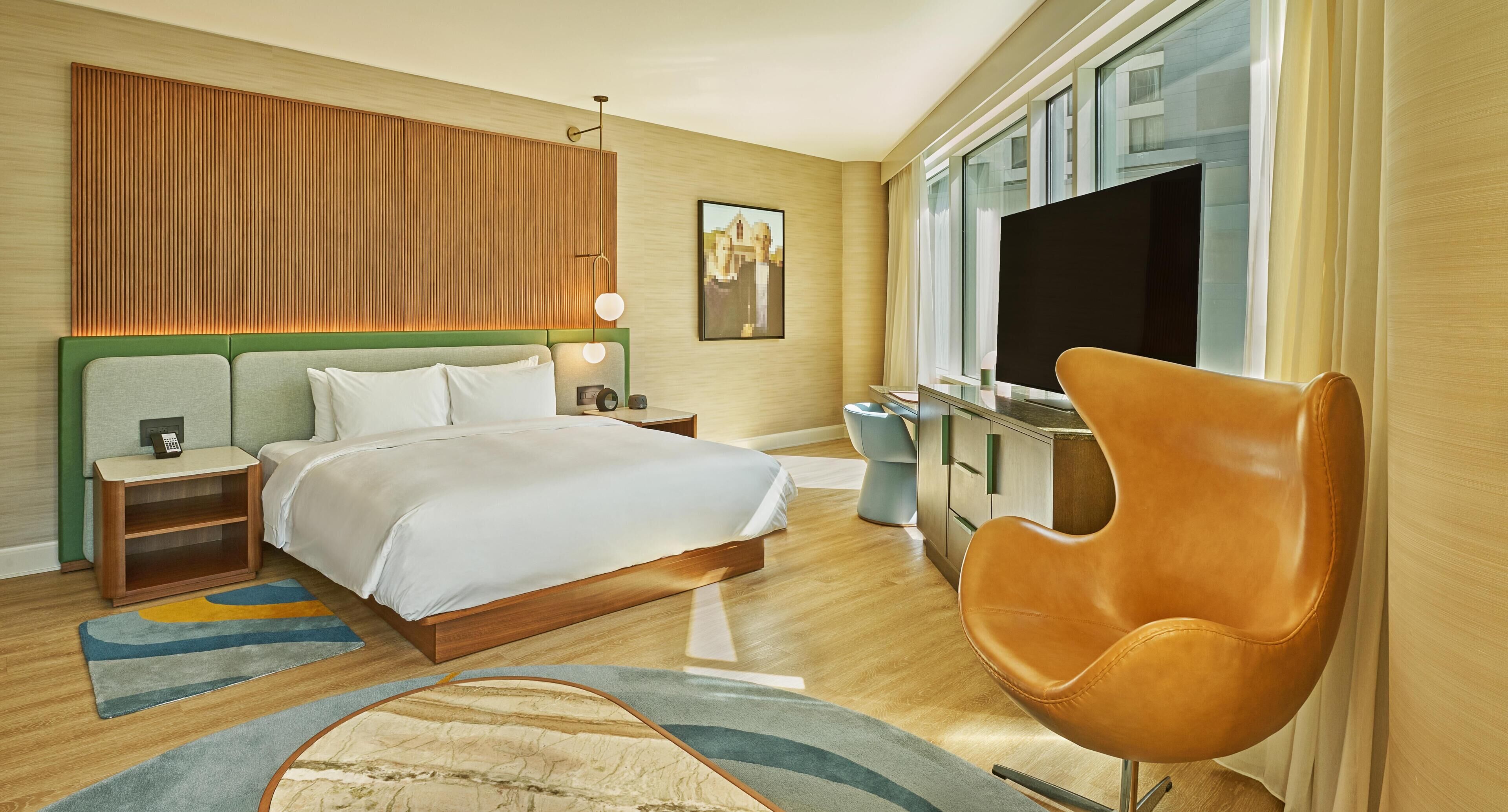 Habitación Deluxe, 1 cama King size y sofá cama, en esquina | Ropa de cama de alta calidad y camas con pillow-top 