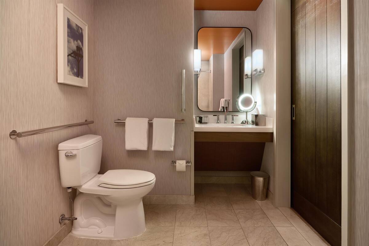 Dusj, designertoalettartikler, hårføner og badekåper