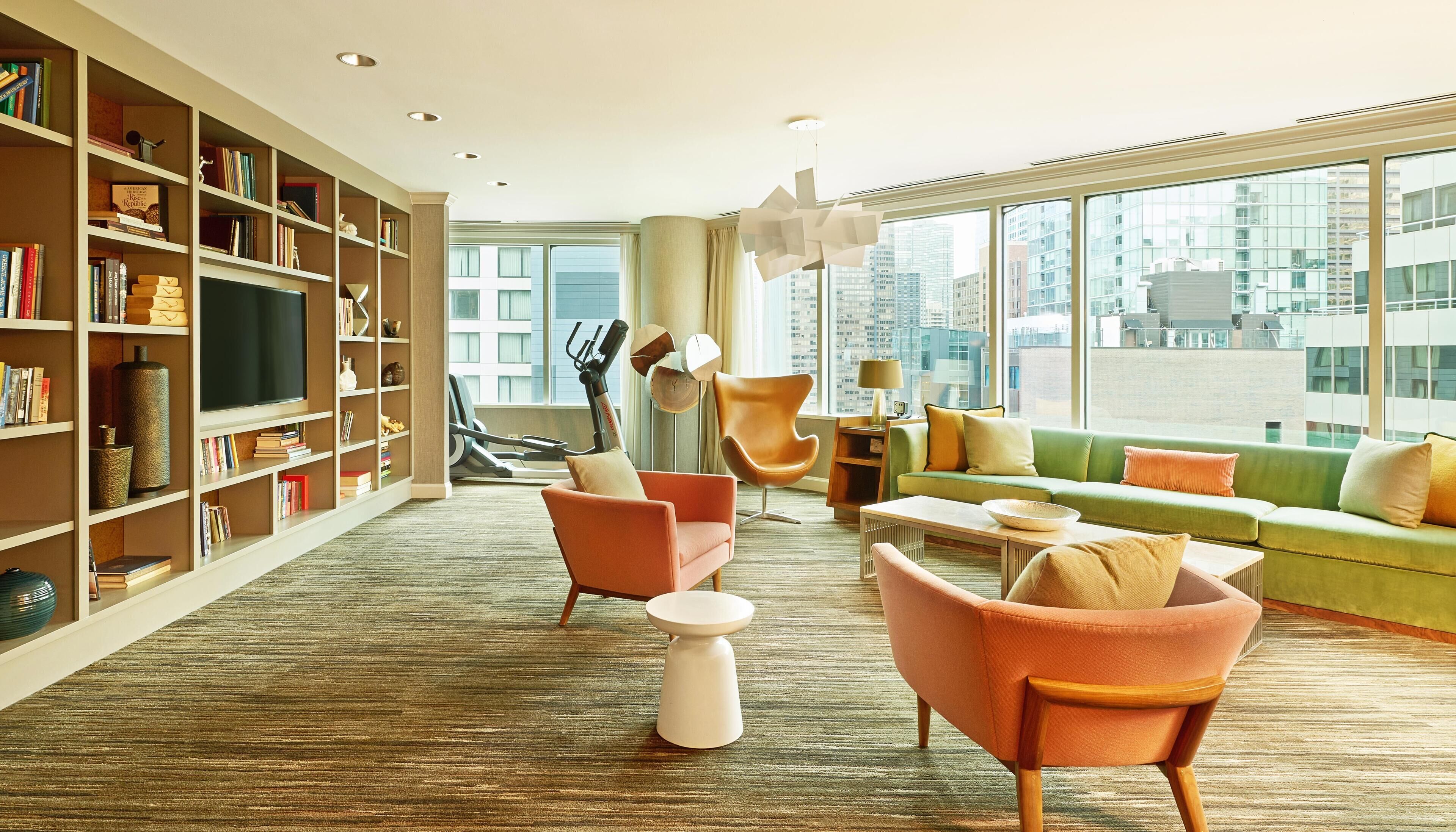 Bộ đồ giường cao cấp, nệm có lớp đệm bông, két bảo mật tại phòng 