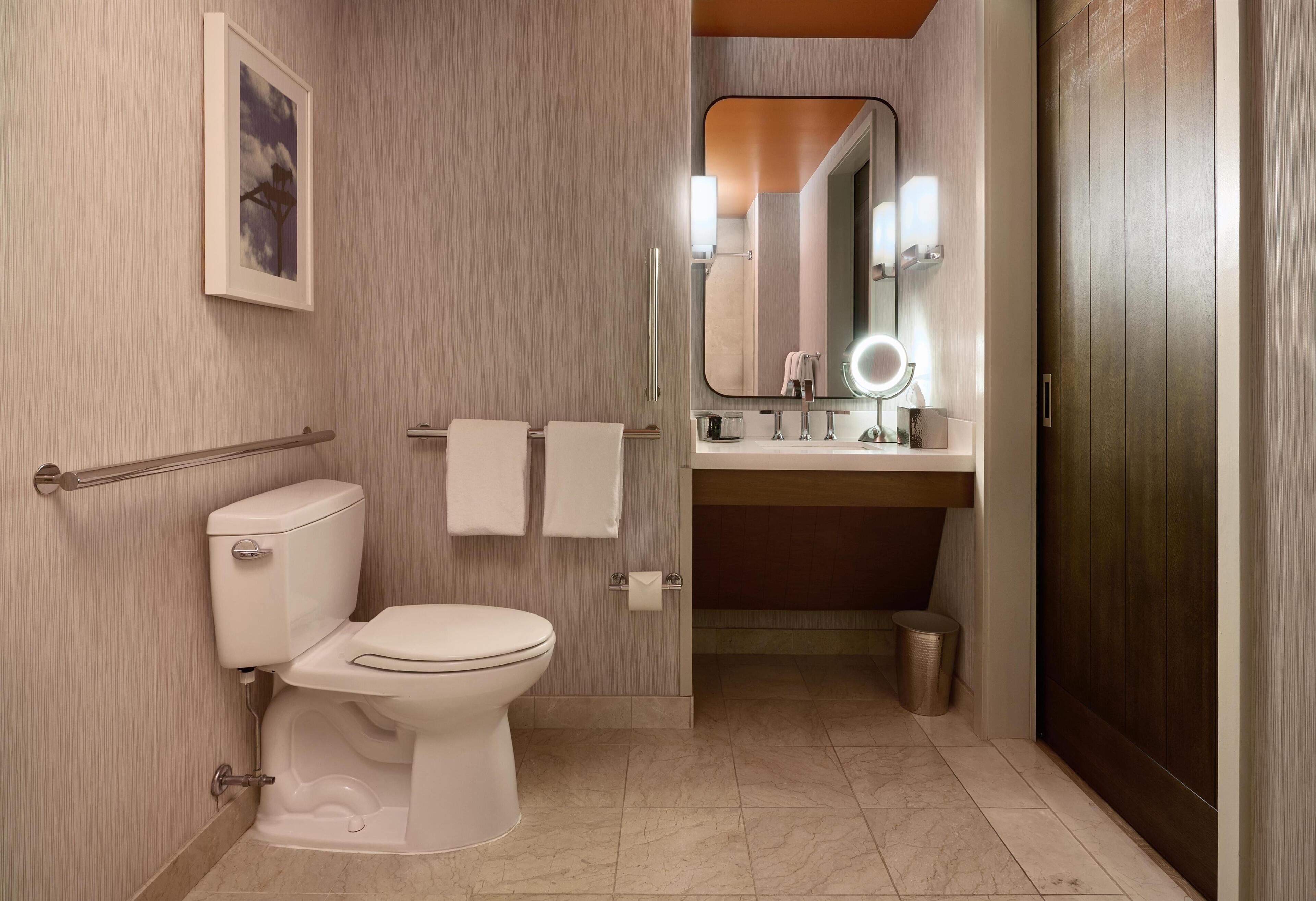 Regadera, amenidades de baño de diseñador, secadora de cabello, batas 