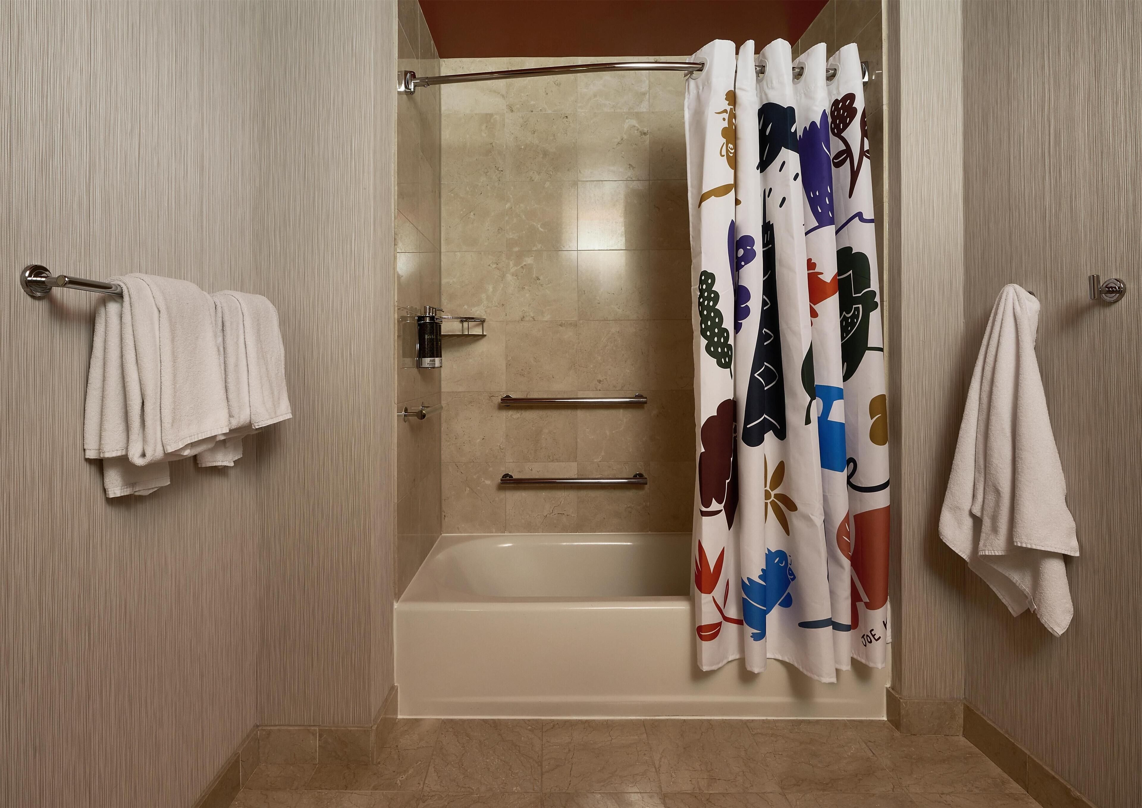 Dusche, Designer-Toilettenartikel, Haartrockner, Bademäntel