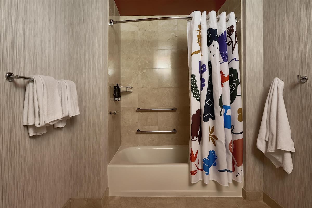 Dusche, Designer-Toilettenartikel, Haartrockner, Bademäntel