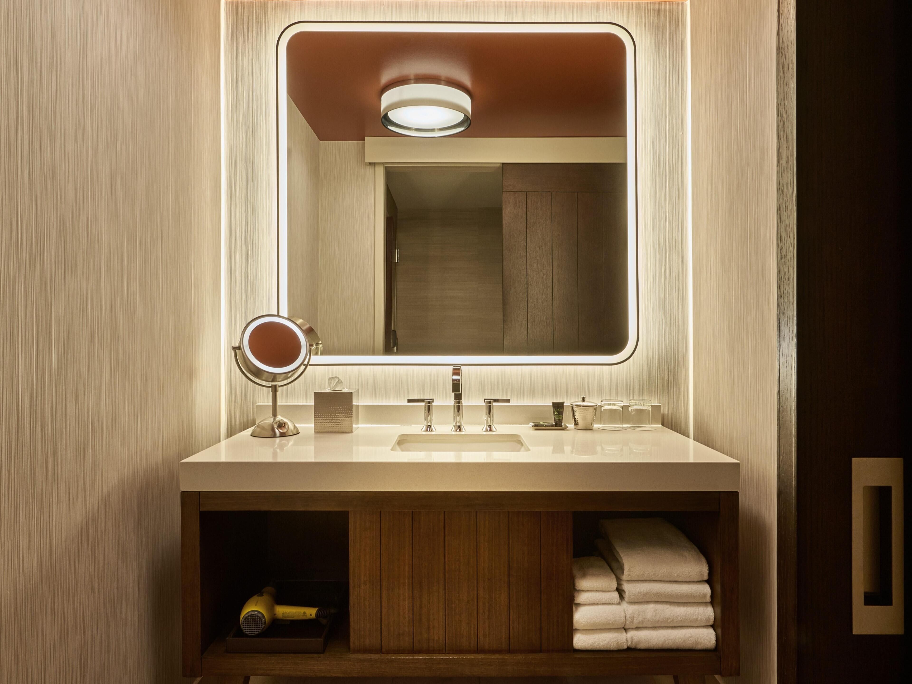 Dusche, Designer-Toilettenartikel, Haartrockner, Bademäntel