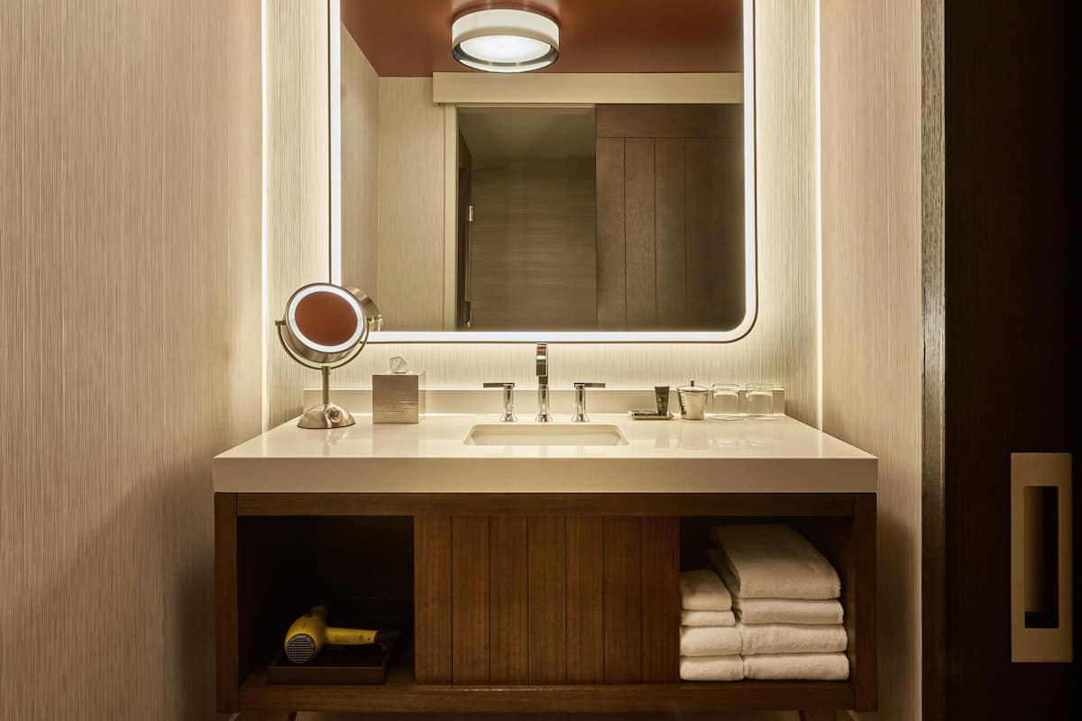 Dusche, Designer-Toilettenartikel, Haartrockner, Bademäntel