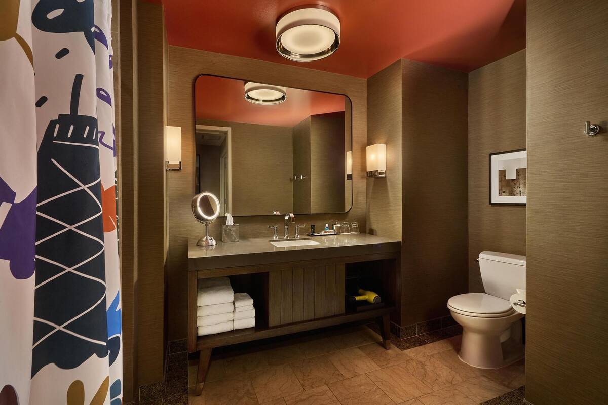 suite, 1 bedroom | bathroom | shower, designer toiletries, hair dryer, bathrobes