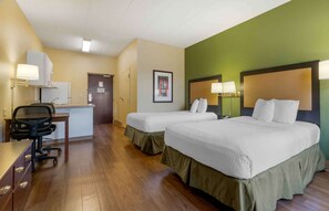 Escritorio, wifi gratis y ropa de cama