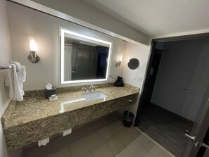 Ensemble douche/baignoire, articles de toilette gratuits, sèche-cheveux