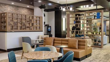 2 restaurants; breakfast, lunch and dinner served