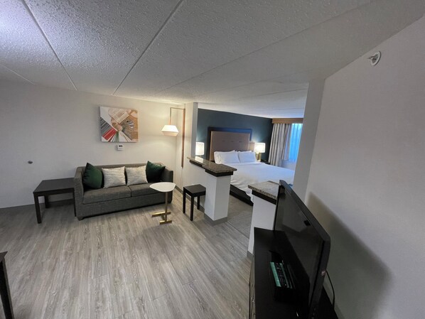 Suite, 1 King-Bett und Schlafsofa (Walk-In Shower) | 1 Schlafzimmer, hochwertige Bettwaren, Zimmersafe, Schreibtisch