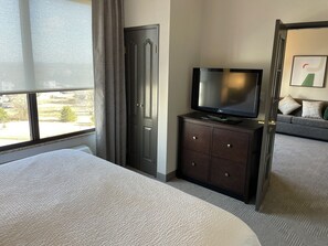Suite, 1 King Bed with Sofa bed | Premium bedding, in-room safe, desk, iron/ironing board