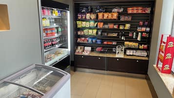 Valikoima välipaloja ja juomia, mukaan lukien kylmät juomat ja erilaiset naposteltavat tuotteet.