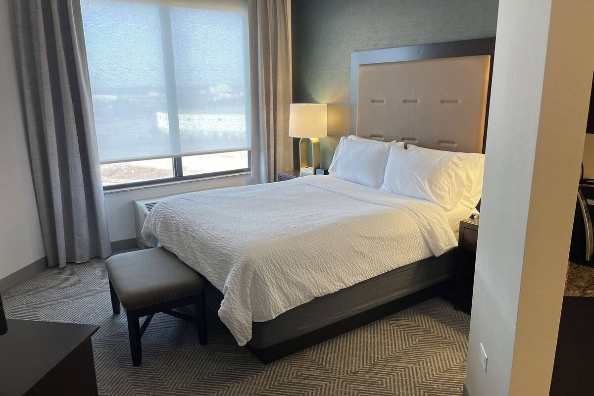 SuĆte, 1 cama King, chuveiro com barras de apoio (Communications) | 1 quarto, roupas de cama premium, cofres nos quartos, escrivaninha