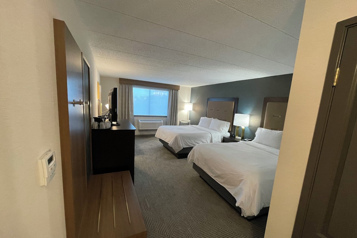 Premium bedding, in-room safe, desk, iron/ironing board