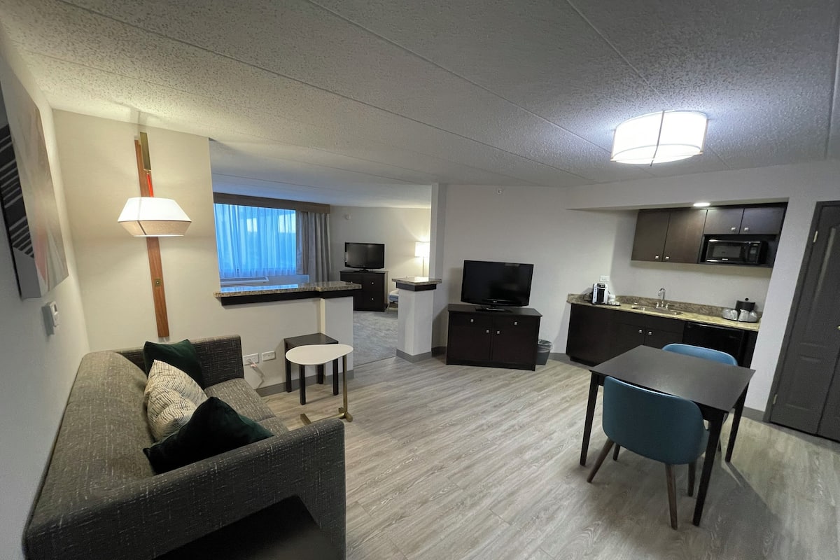 Premium bedding, in-room safe, desk, iron/ironing board