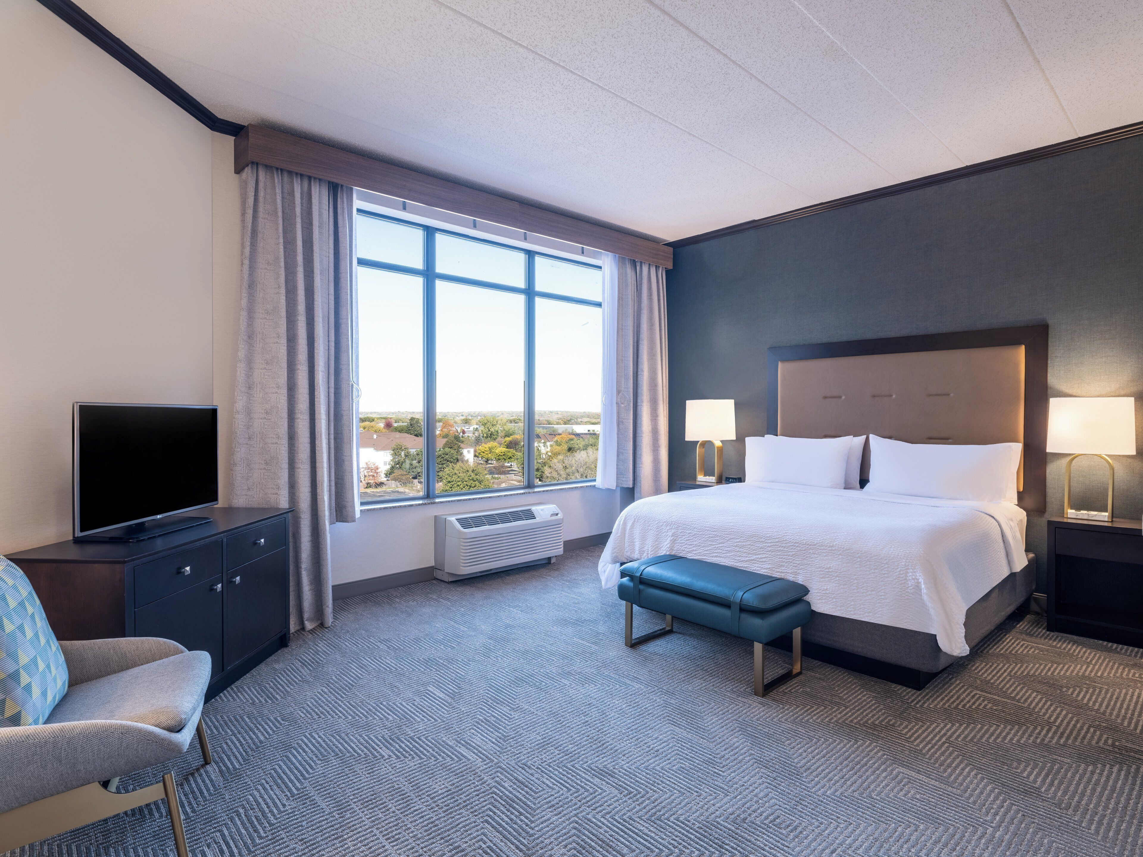 Roupas de cama premium, cofres nos quartos, escrivaninha