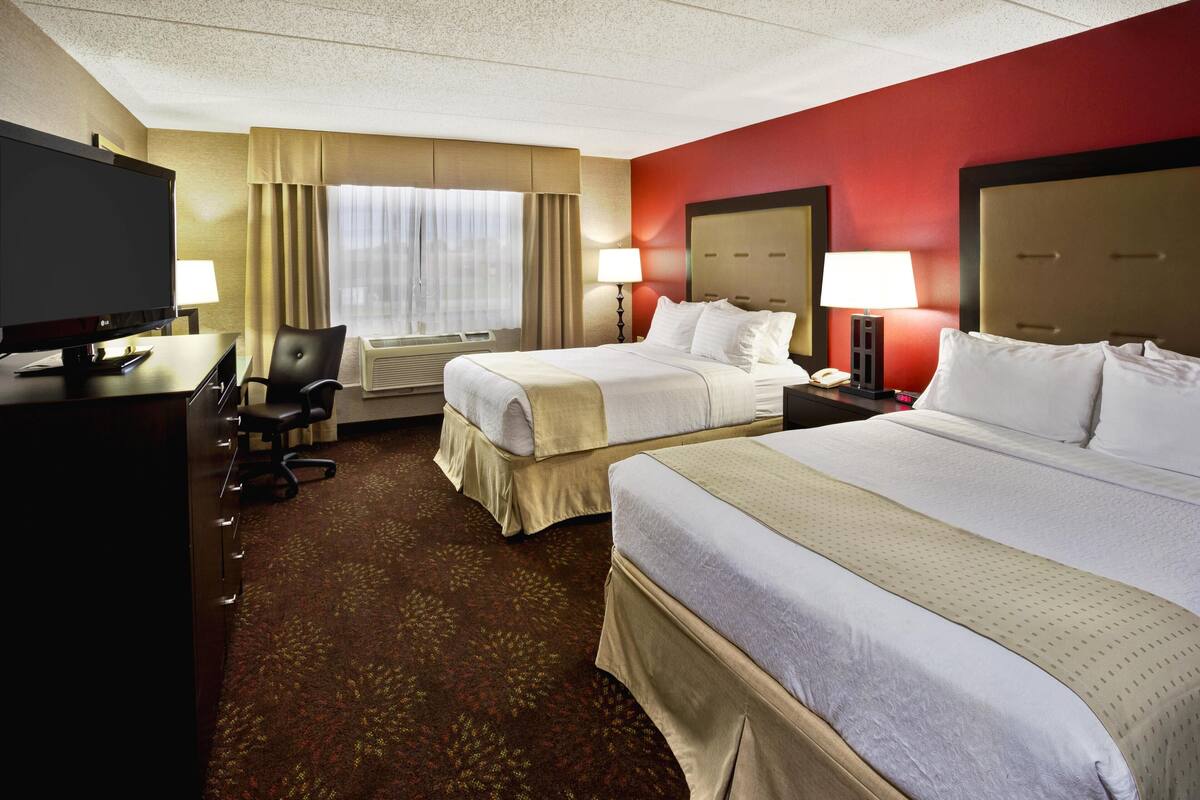 Premium bedding, in-room safe, desk, iron/ironing board