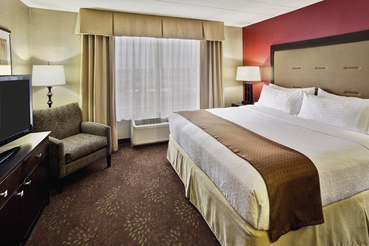 Ylelliset vuodevaatteet, tallelokero huoneessa, työpöytä