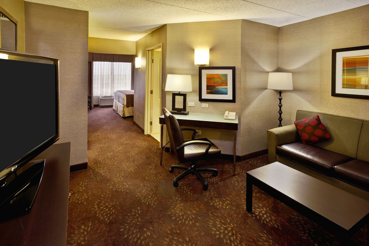 Premium bedding, in-room safe, desk, iron/ironing board