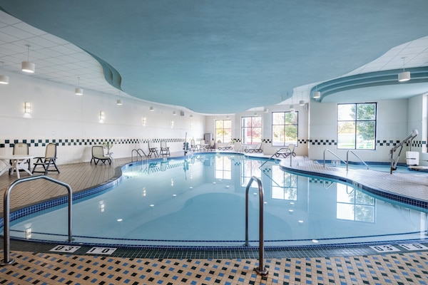 Indoor pool, sun loungers
