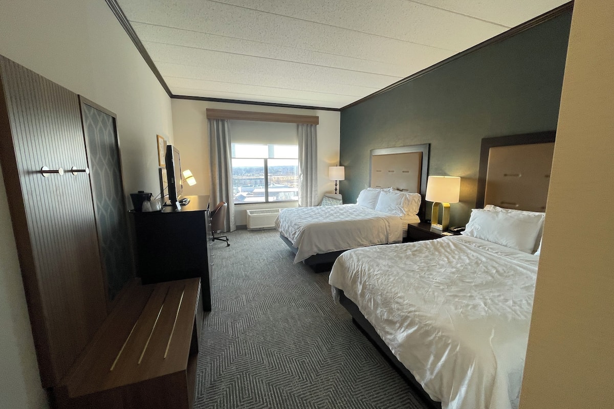 Premium bedding, in-room safe, desk, iron/ironing board
