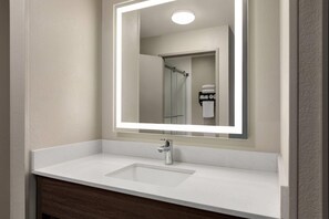 Tina, amenidades de baño gratuitas, secadora de cabello, toallas 