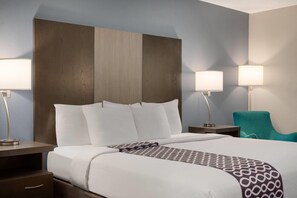 Room, 1 King Bed, Accessible, Non Smoking (Mobility with Grab Bars) | Premium bedding, desk, blackout drapes, iron/ironing board - La Quinta Inn & Suites by Wyndham Peru Starved Rock St Park (Peru)