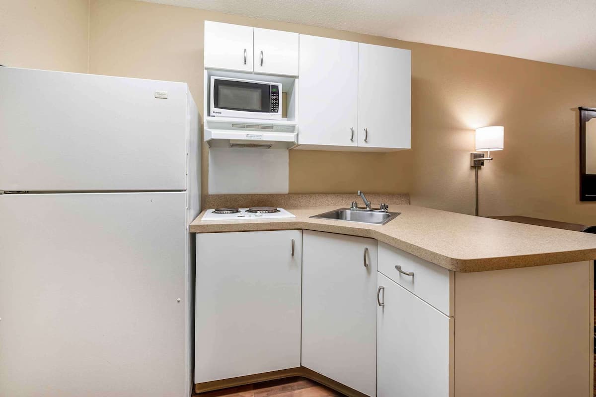 studio, 1 queen bed, non smoking | private kitchen | fridge, microwave, stovetop, coffee/tea maker