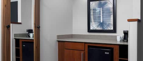 Roupas de cama premium, escrivaninha, cortinas blackout