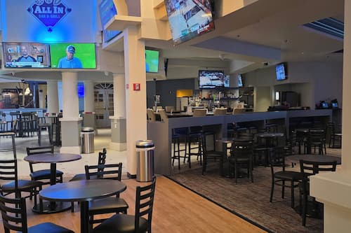 3 restaurants; breakfast, lunch and dinner served