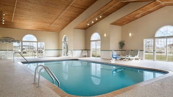 Piscina coperta, lettini
