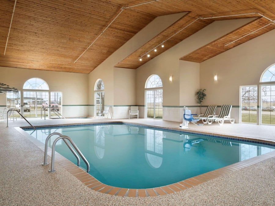 Indoor pool, sun loungers