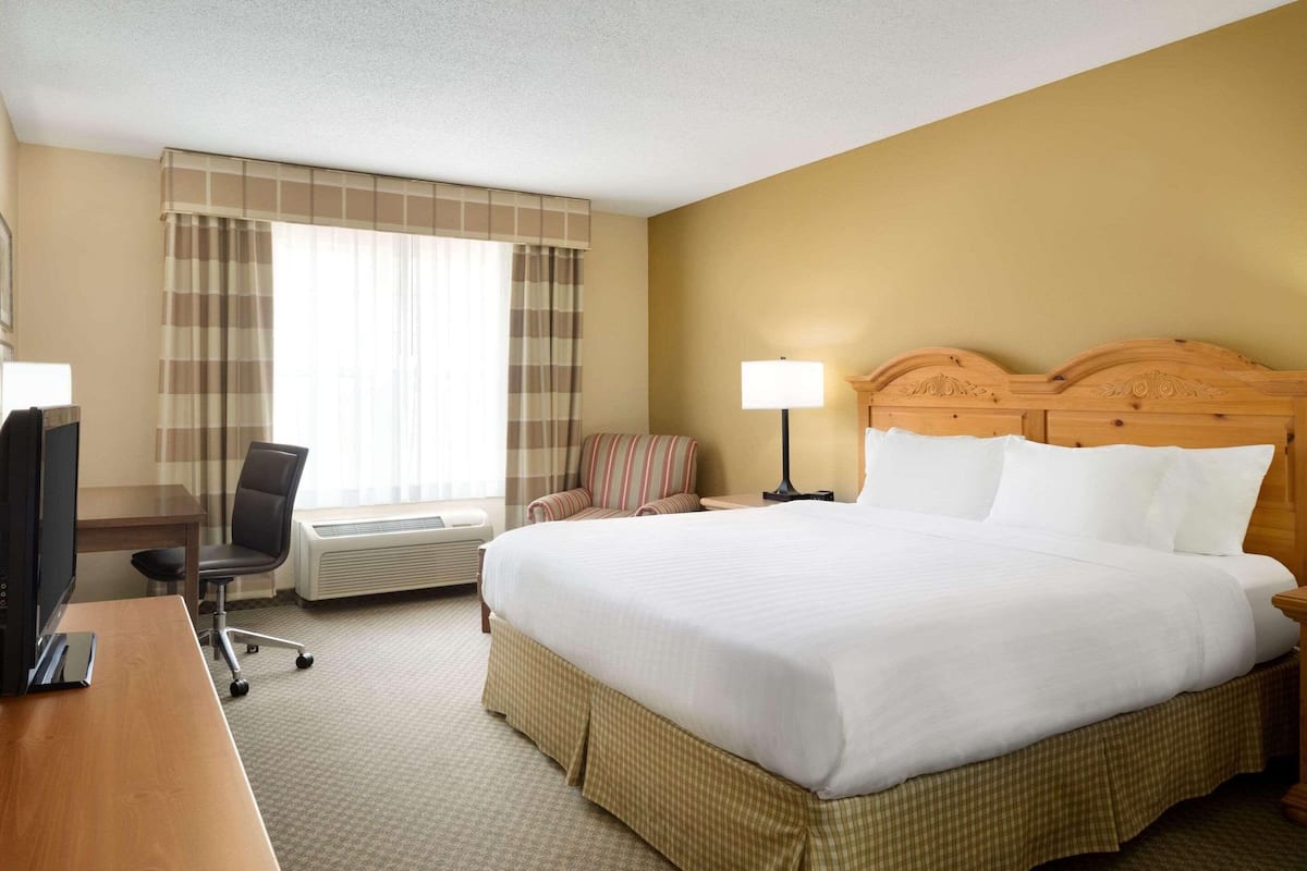 Premium bedding, in-room safe, desk, laptop workspace