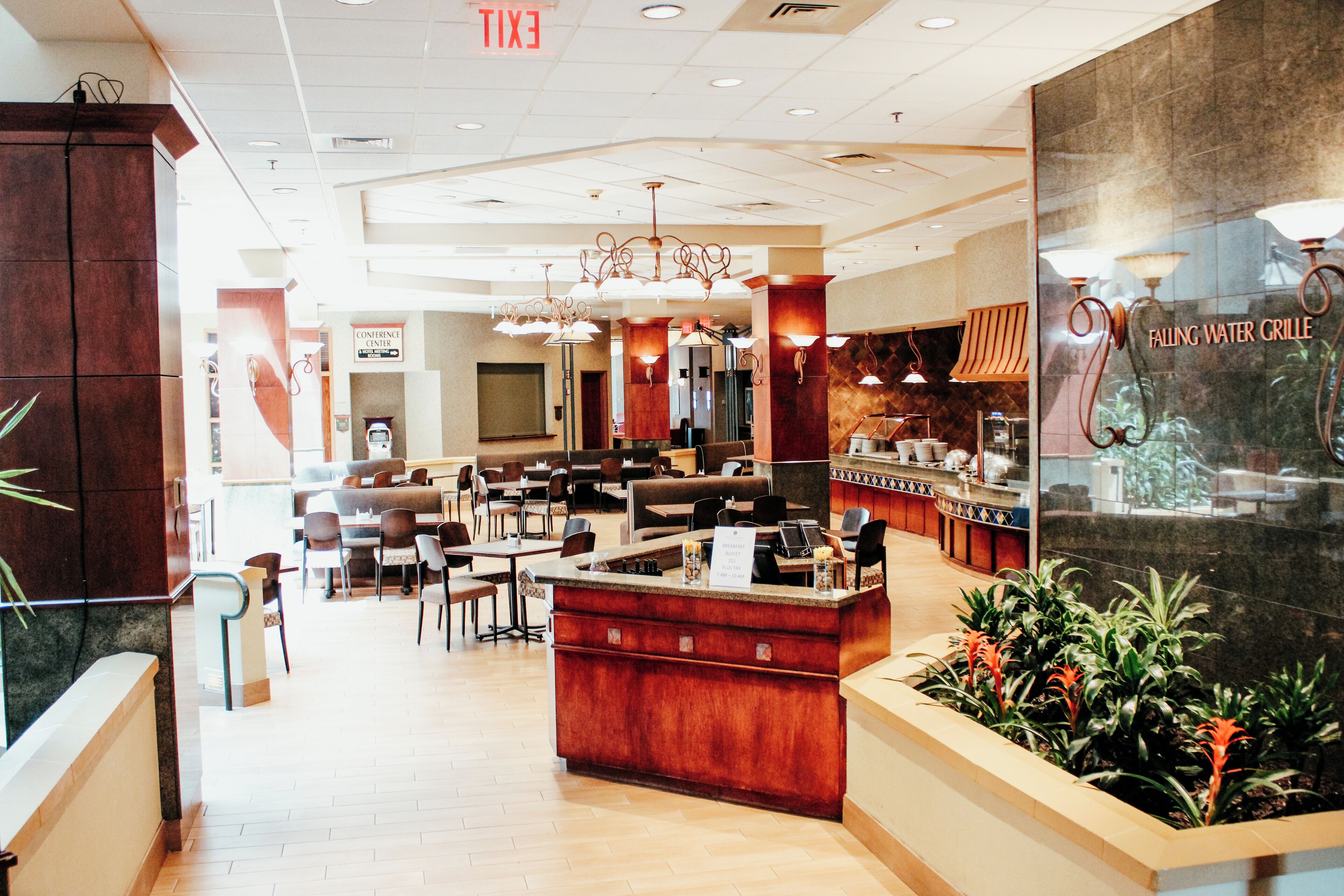 Petit déjeuner buffet (12.00 USD par personne)